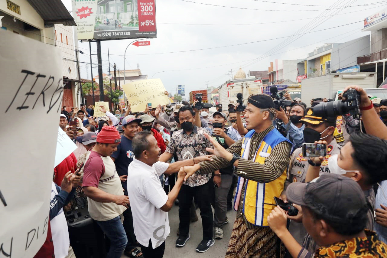 Gubernur Jawa Tengah Ganjar Pranowo menemui warga yang berunjuk rasa saat peresmian Flyover Ganefo, Mranggen, Kabupaten Demak, Kamis (13/10/2022). MARHAENIST/Dok Humas Jateng