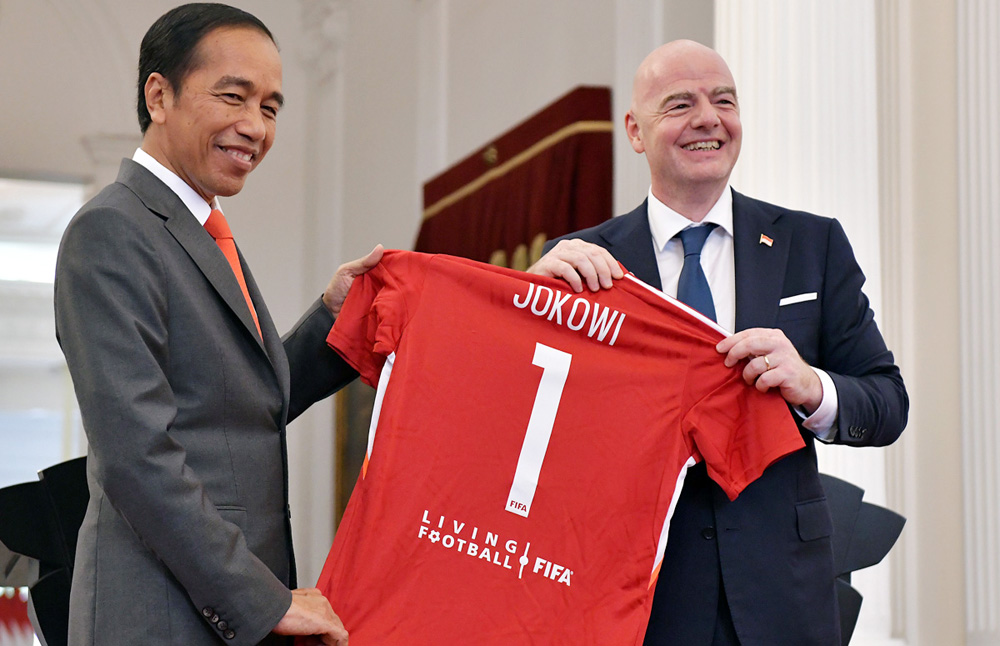 Presiden FIFA Gianni Infantino memberikan kaos bertuliskan nama “Jokowi” kepada Presiden RI, usai pernyataan pers bersama di Istana Merdeka, Jakarta, Selasa (18/10/2022). Setkab/Rahmat