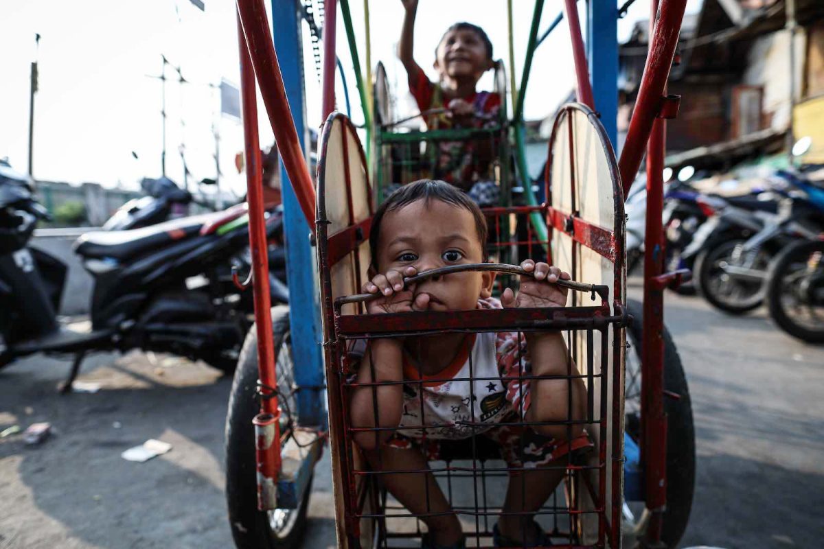 Indonesian children play on swings in Jakarta, Indonesia, July 29, 2019. Indonesian government has set a target to reduce the poverty rate from 9.66 percent in 2018, to nine percent at the end of 2019.  (Photo by Andrew Gal/NurPhoto via Getty Images)