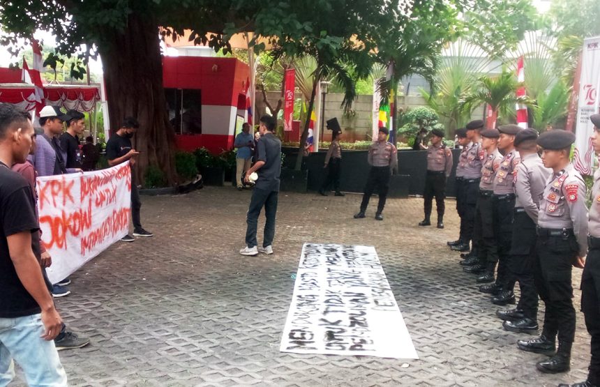 Koalisi Masyarakat Peduli Hukum melaksanakan aksi demonstrasi di depan kantor Komisi Pemberantasan Korupsi (KPK), Setiabudi, Jakarta Selatan (20/08/2024). Marhaenist.id