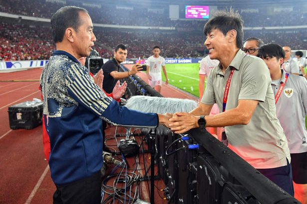 Presiden Joko Widodo menyalami Shin Tae Yong usai menyaksikan pertandingan tim nasional sepak bola Indonesia melawan Australia di Stadion Utama Gelora Bung Karno, Jakarta, pada Selasa malam, 10 September 2024. BPMI Setpres/Vico