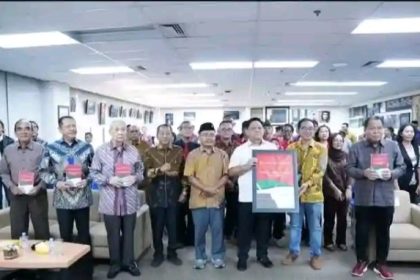 Foto: Abdy Yuhana bersama Para Hadirin yang hadir mengikuti kegiatan Peluncuran Buku itu (Kredit foto: Abdy Yuhana)/MARHAENIST.