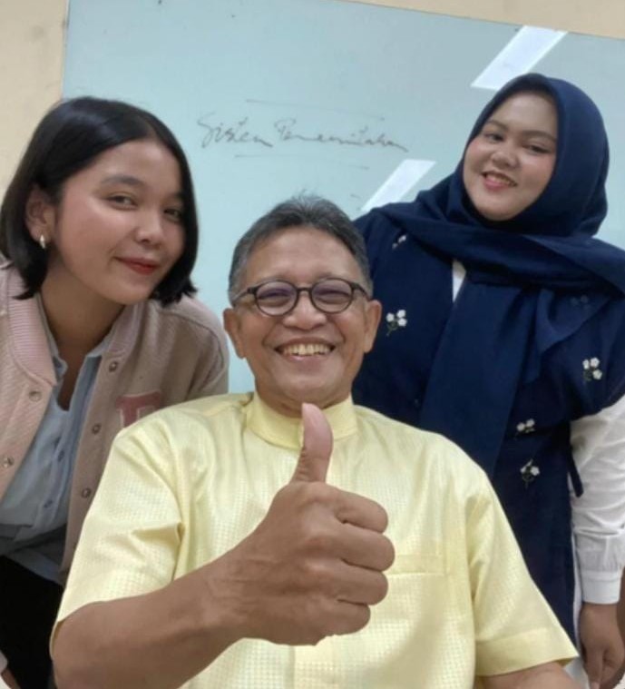 Foto: Stevani Evarista dan Salwa Azhari Riefhantza Putri (Mahasiswi STIH IBLAM) Bersama Dosen Pendamping Prof. Dr. Gunawan Nacrahwi S.H,M.H. MARHAENIST