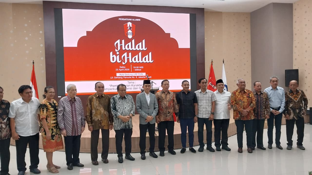 Sesi foto bersama antara DPP PA GMNI, Ketua Umum GMNI, dan Tamu Undangan dari luar GMNI (Foto: Ist)/MARHAENIST.