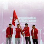 Momentum Konferda Persatuan GMNI Sulbar, nampak dua Ketua DPD GMNI Sulbar demisioner bersama dengan Ketua dan Sekretaris terpilih sambil memegang bendera (Dok. GMNI Sulbar)/MARHAENIST.