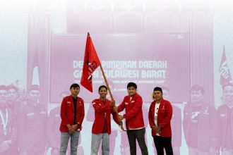 Momentum Konferda Persatuan GMNI Sulbar, nampak dua Ketua DPD GMNI Sulbar demisioner bersama dengan Ketua dan Sekretaris terpilih sambil memegang bendera (Dok. GMNI Sulbar)/MARHAENIST.