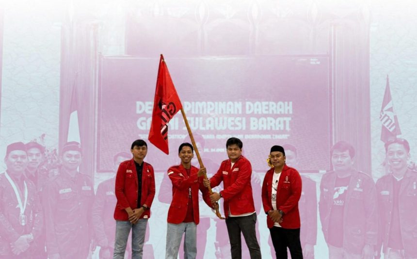 Momentum Konferda Persatuan GMNI Sulbar, nampak dua Ketua DPD GMNI Sulbar demisioner bersama dengan Ketua dan Sekretaris terpilih sambil memegang bendera (Dok. GMNI Sulbar)/MARHAENIST.