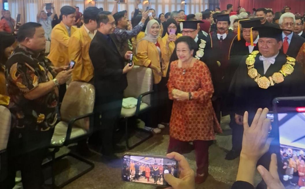 Nampak Megawati Soekarnoputri turut menghadiri pengukuhan Prof. Arief Hidayat (Dok. DPP PA GMNI)/MARHAENIST.